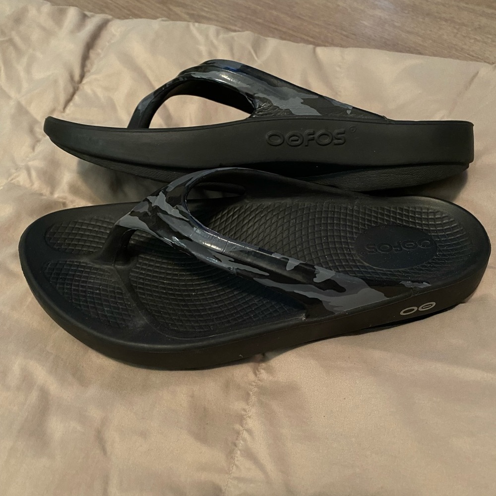 Oofos Grey/black Camo size 7